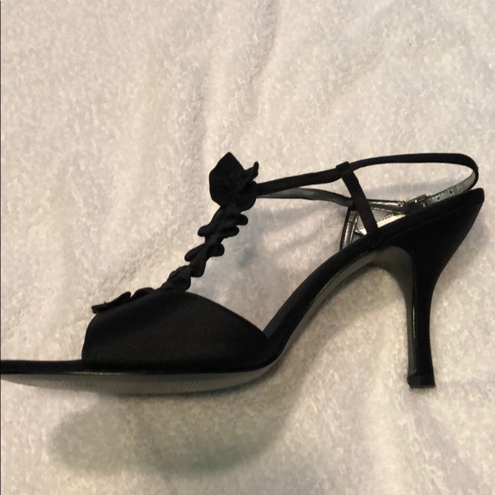 Touch of Nina black ruffle heels size 10